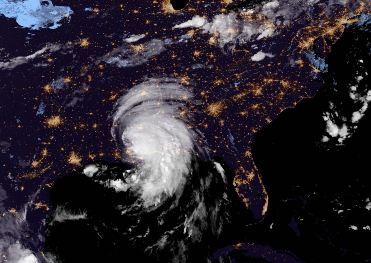 Satellites track huge Tropical Storm Ida at night from space (photos)