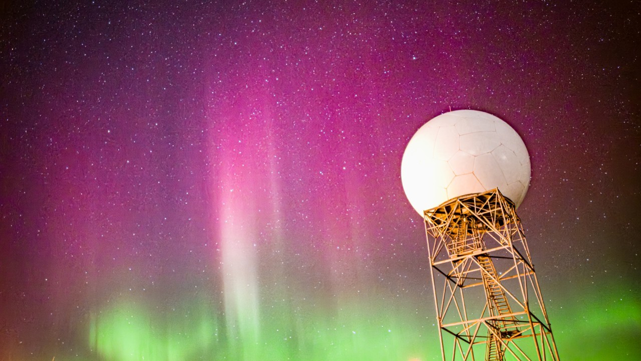 Powerful solar storm supercharges auroras and STEVE around the world (photos)