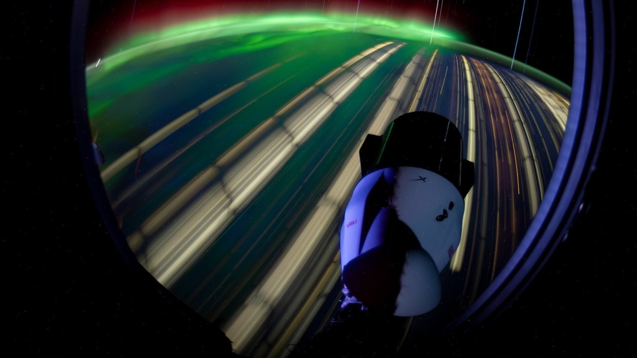 Green auroras and a SpaceX Dragon glow in new astronaut photos from the ISS