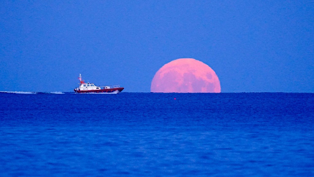 Harvest Moon 2021 offers stunning views to skywatchers around the globe (photos)