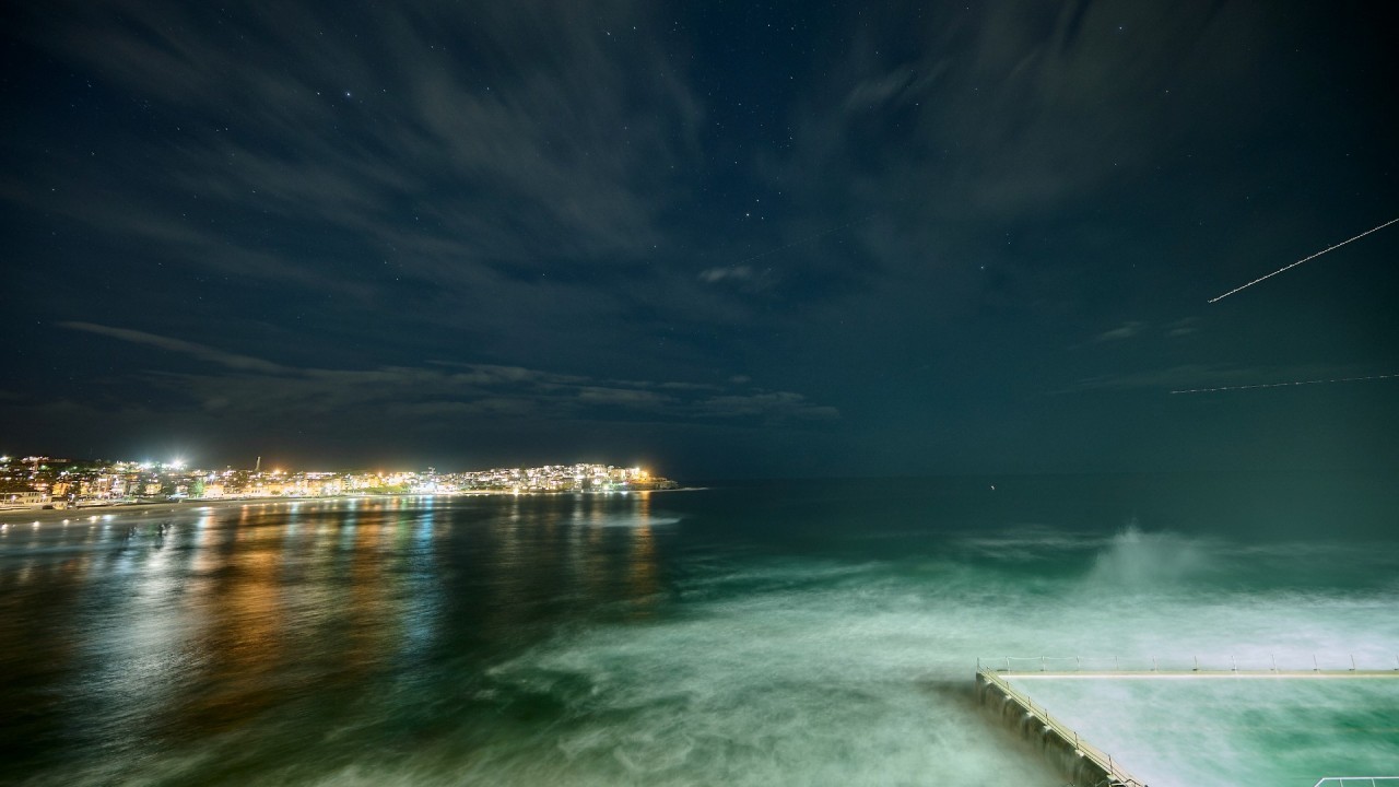 Meteor brightens up the sky above Sydney as peak meteor showers arrive