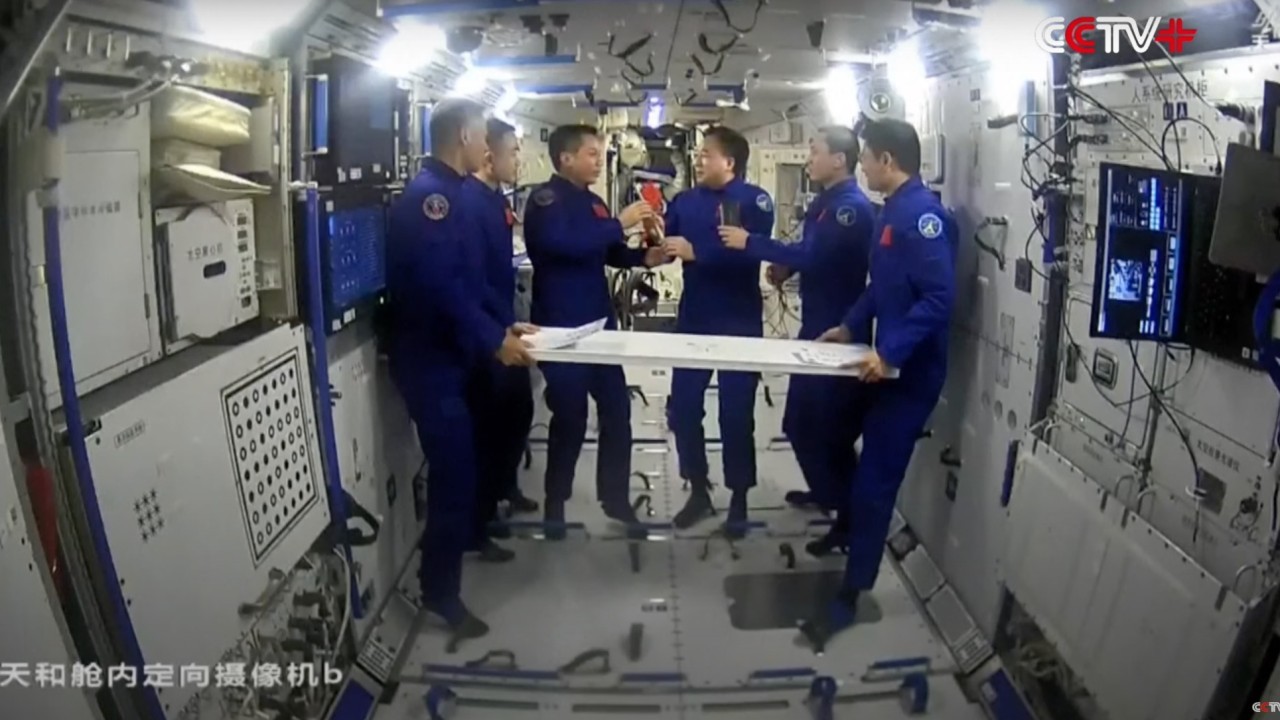 China's Shenzhou 16 astronauts hand over Tiangong space station to new crew (video)