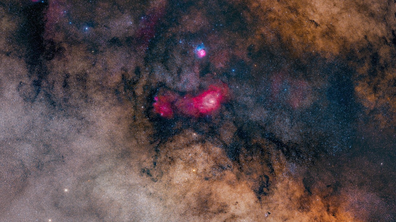 The Milky Way's dusty galaxy heart has a super-strange glow (photo)