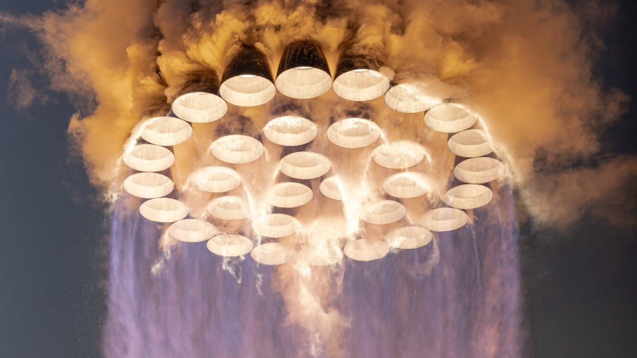 See SpaceX's Starship ignite all 33 1st-stage engines in fiery test-flight photos