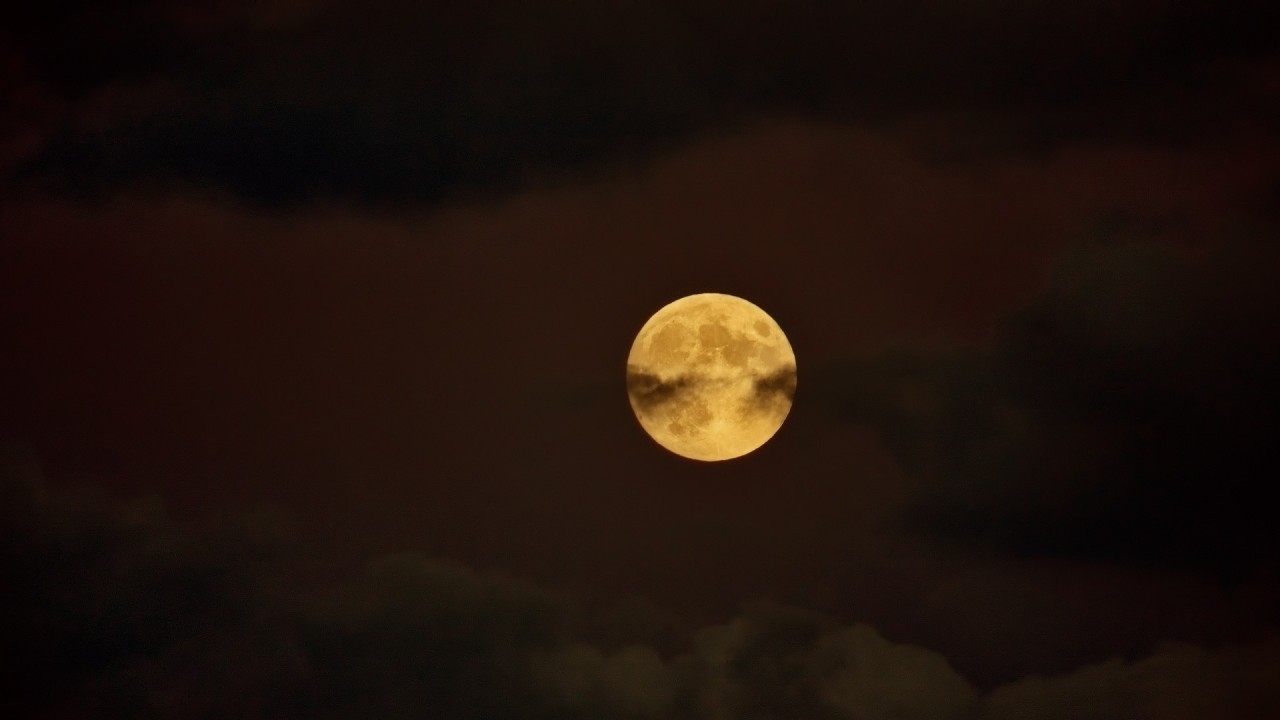 See the pumpkin orange Full Hunter's Moon of October 2022 rise tonight! Here's what to expect.