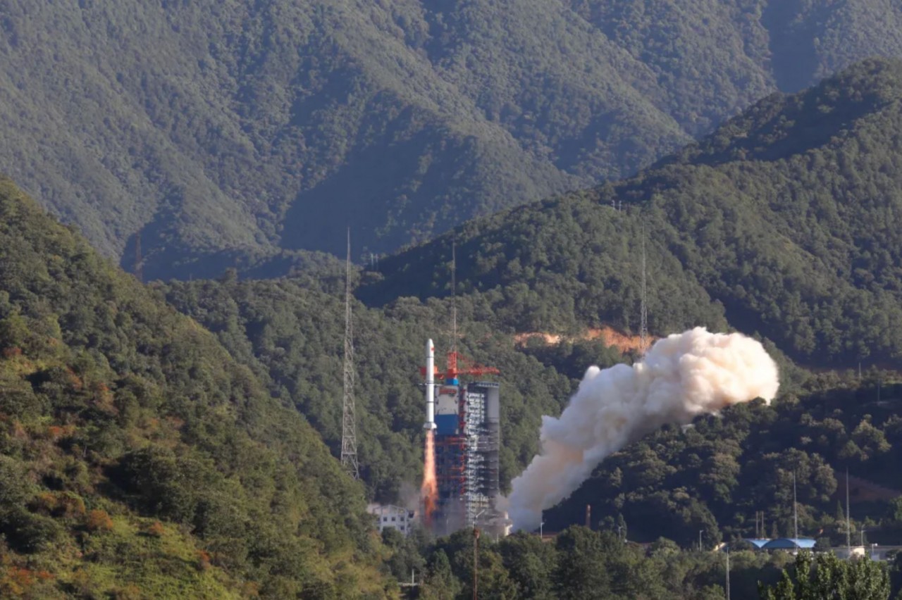 China launches classified satellites, tests landing nose cone with parachute