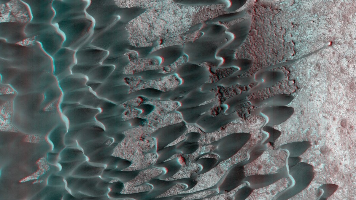 Striking dunes on Mars boast a complex formation history