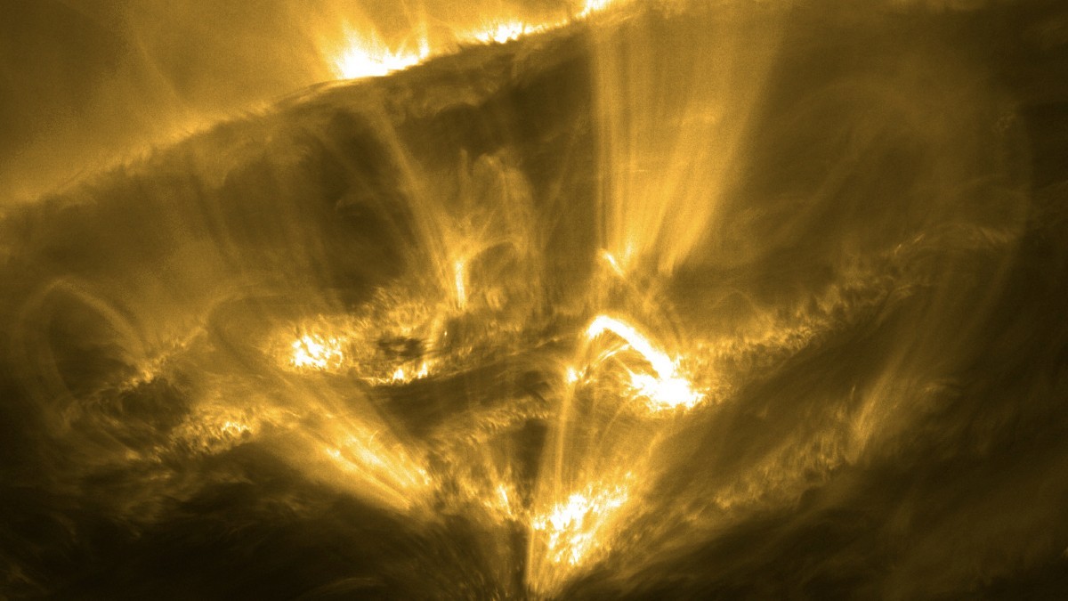 "Shooting stars" seen raining down on the sun for the first time (images)