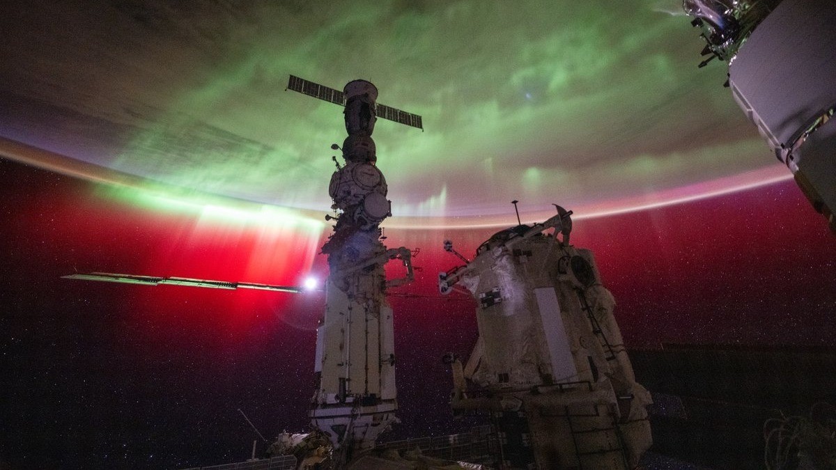 New ISS images showcase auroras, moon and space station in glorious photos (video)