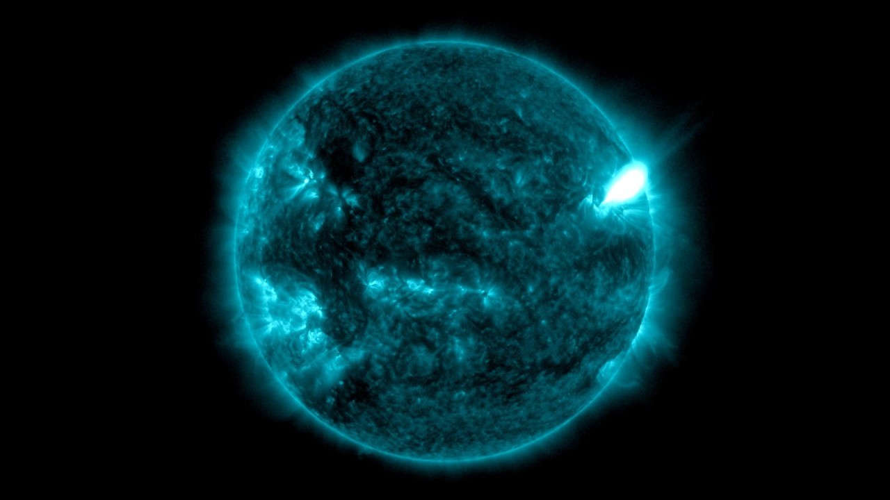 Sun blasts out powerful X-class solar flare causing radio blackouts on Earth (video)