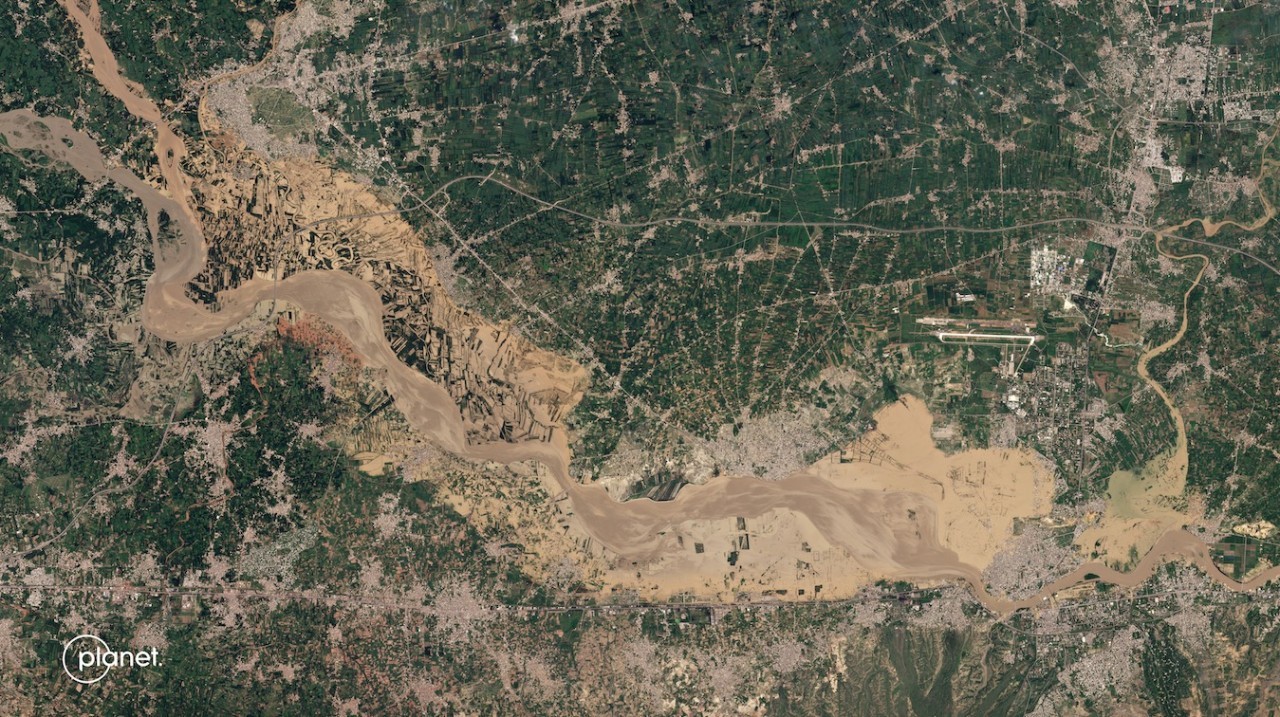 Devastating Pakistan floods seen from space (satellite photos)