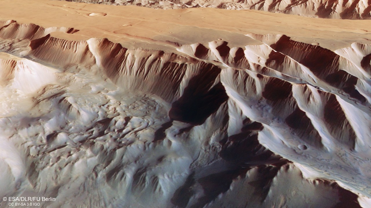 Stunning new Mars photos explore the solar system's largest canyon