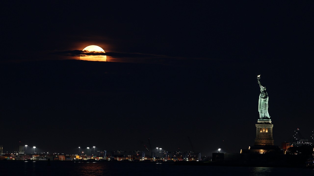 The first supermoon of the year thrills skywatchers all over the world (photos)