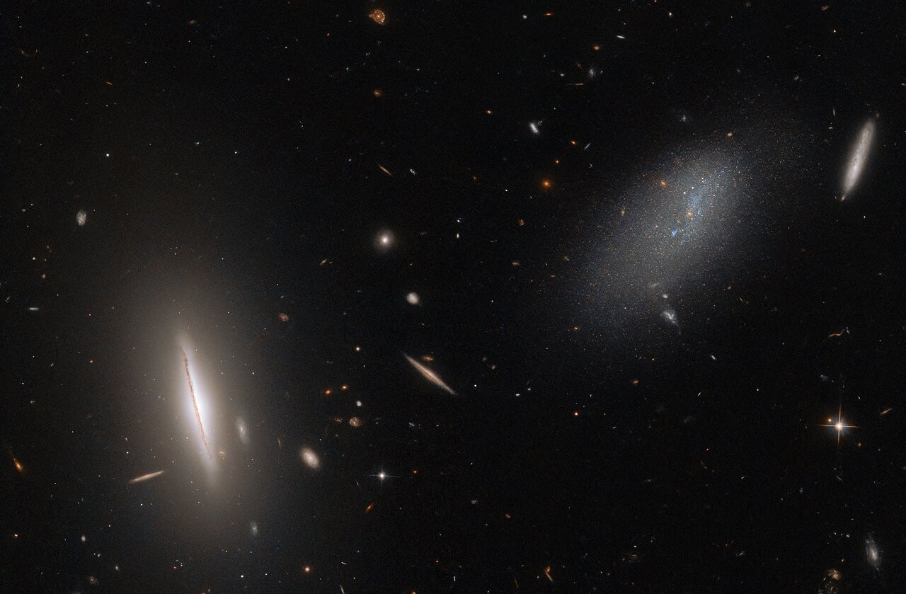 Hubble Space Telescope spies odd pair of galaxies near Big Dipper (photo)