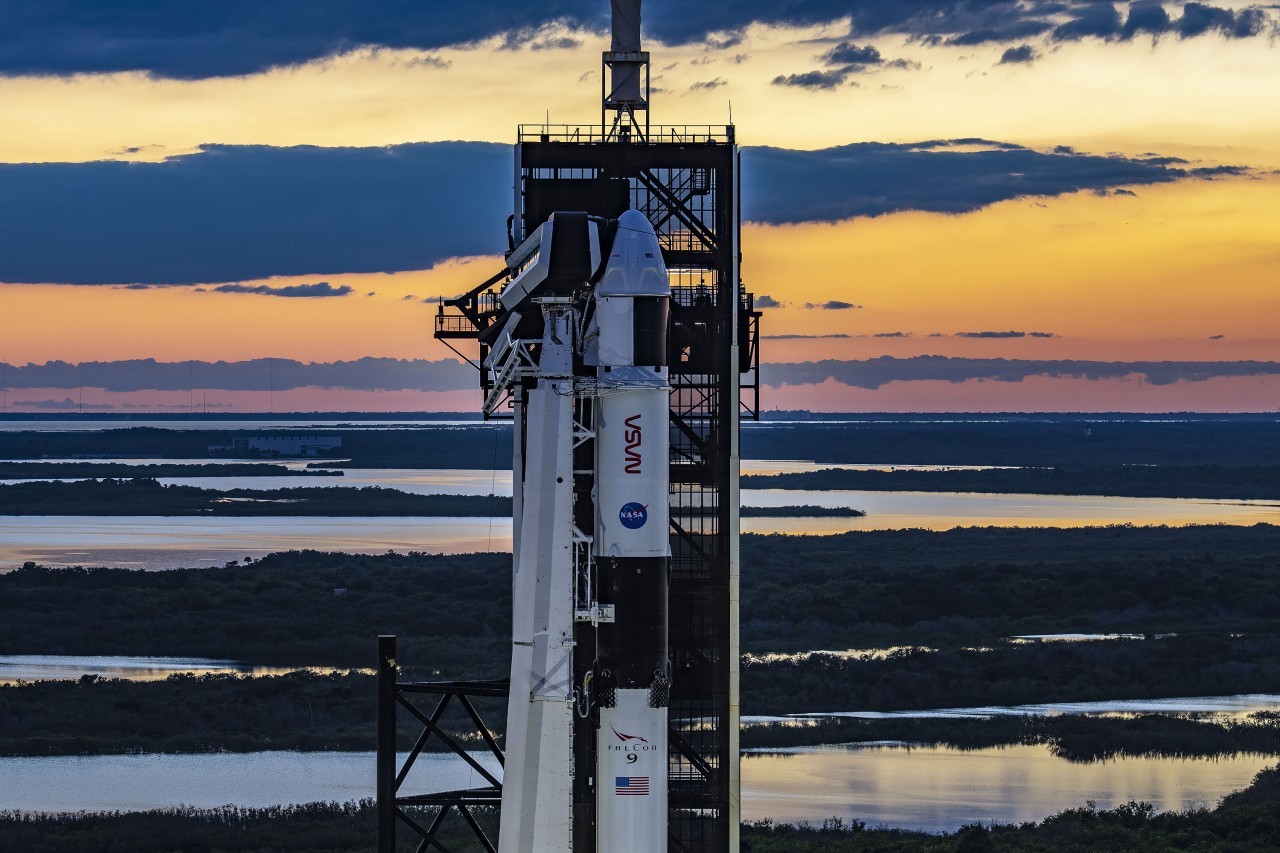 SpaceX rolls rocket to pad ahead of Crew-5 astronaut launch (photos)