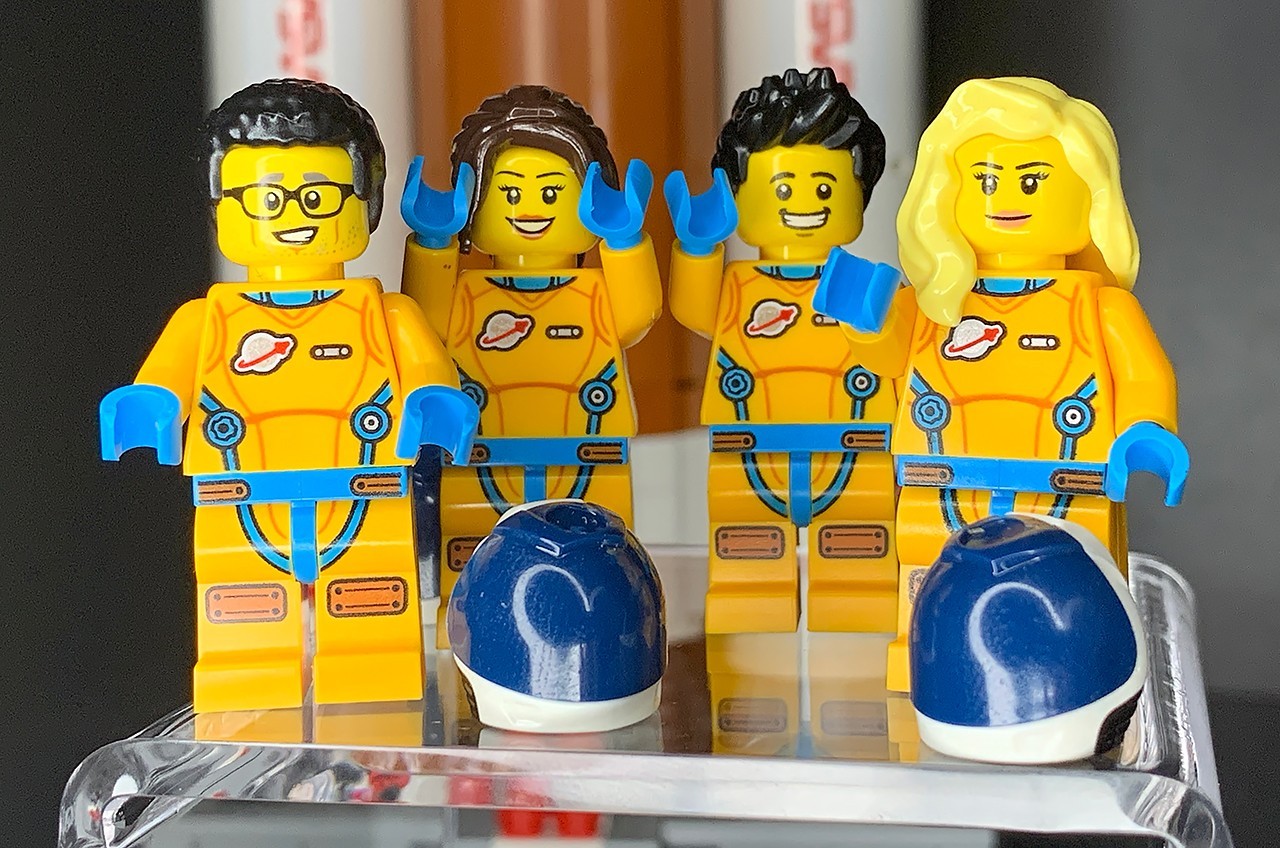 Build your own Lego minifigures as flown to the moon on Artemis 1