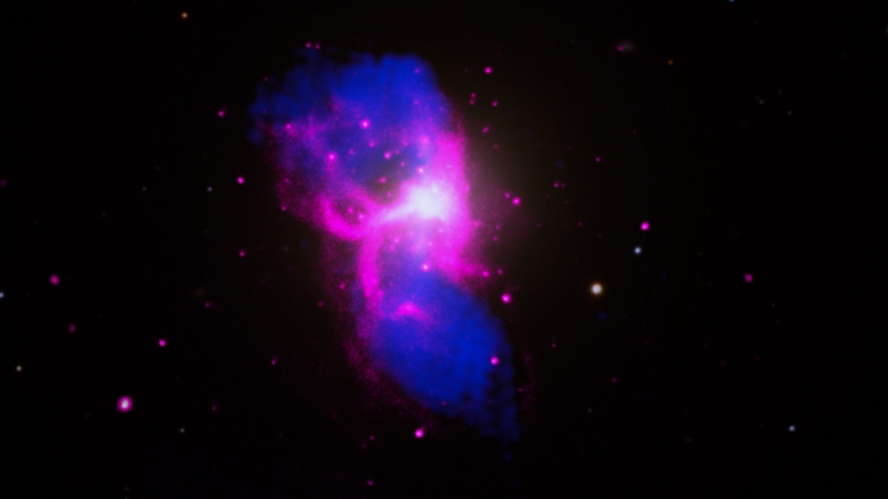 Monster black hole burps out hot gas in bright 'H' shape (photos)