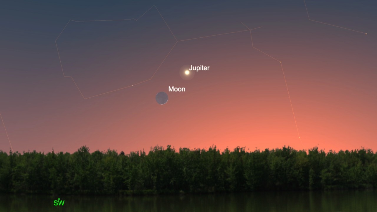 The moon and Jupiter pair up in the night sky tonight! Here's what to expect.