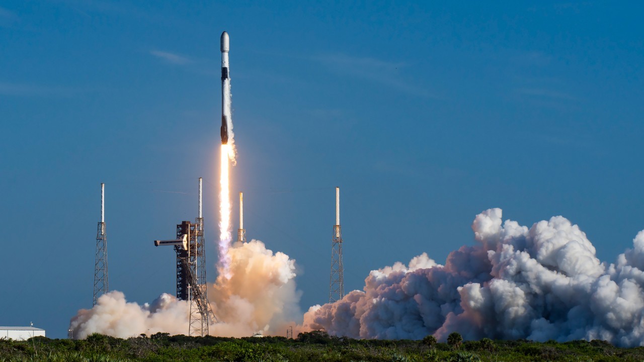 SpaceX plans to launch 2 sharp-eyed Earth-imaging satellites to orbit today