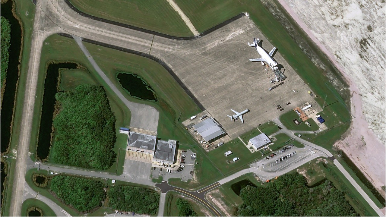 Satellites spot gargantuan Airbus Beluga jet unloading satellite for SpaceX launch (photo)