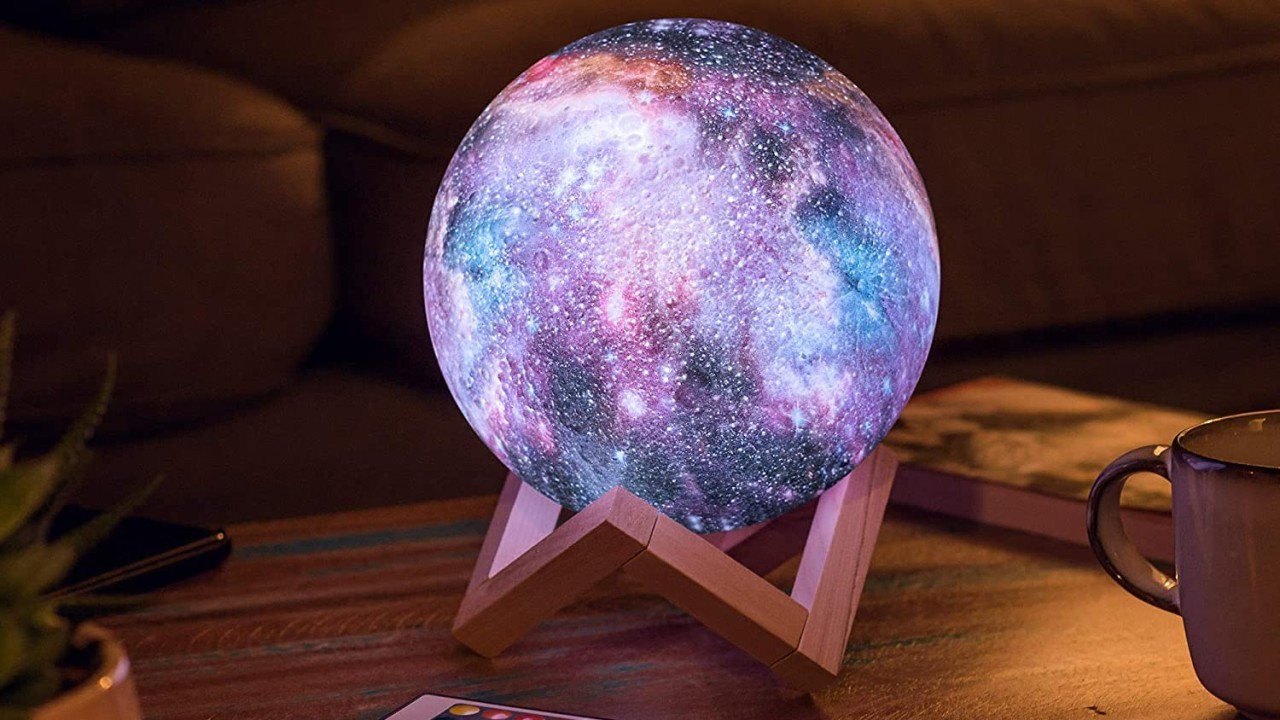 Lightning UK deal: Save 42% on this moon lamp night light