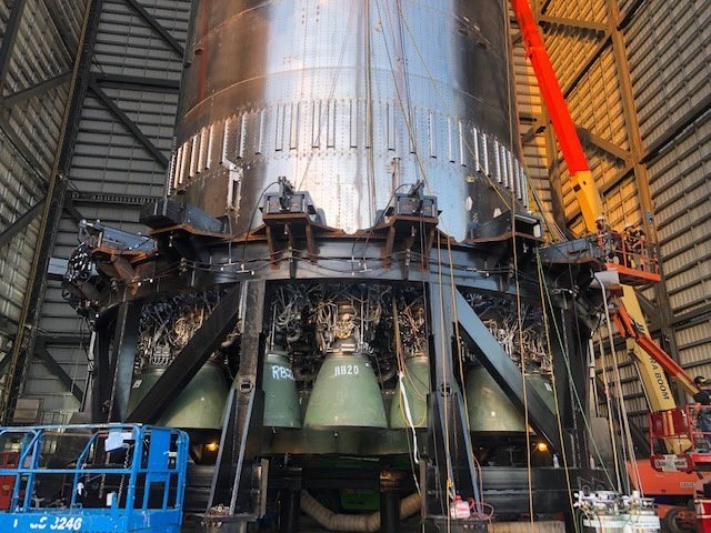 SpaceX installs 29 engines on giant Super Heavy Mars rocket (photos)