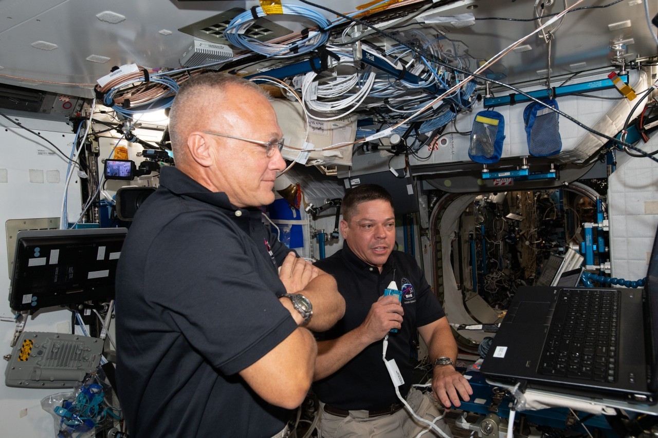 Watch 2 pioneering former astronauts get Congressional Space Medal of Honor on Tuesday