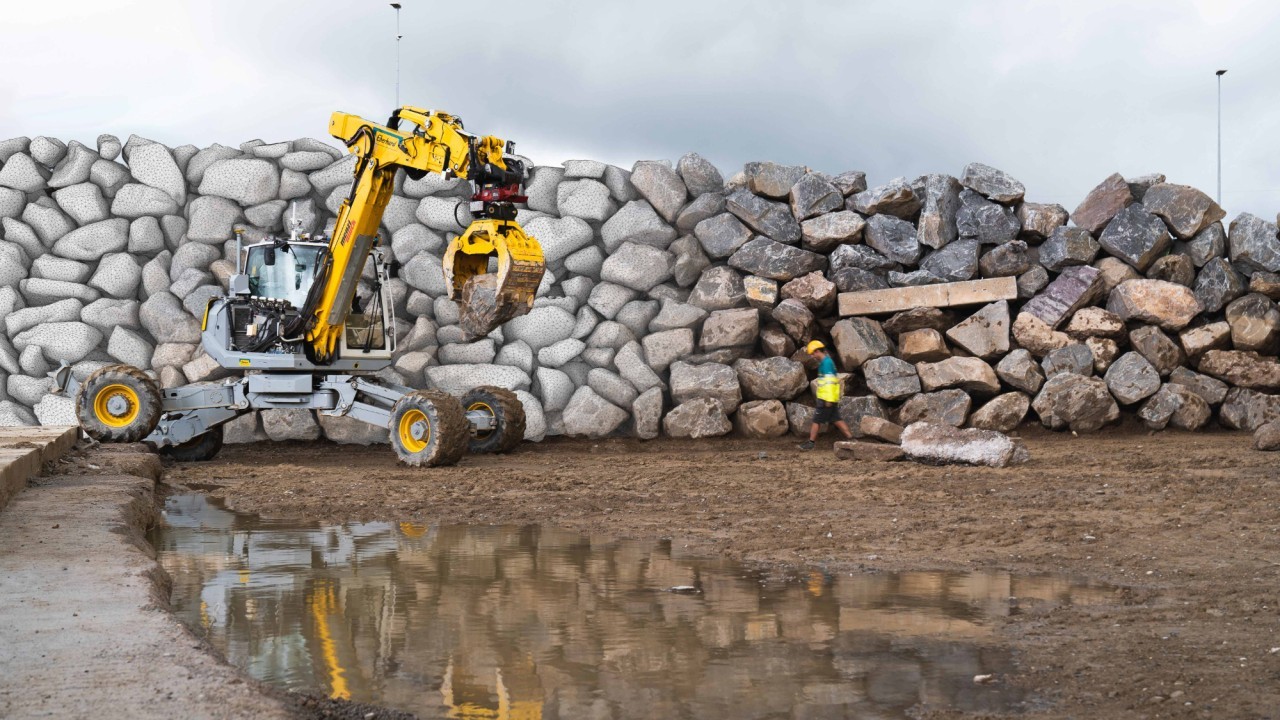 Moon robots could build stone walls to protect lunar bases from rocket exhaust