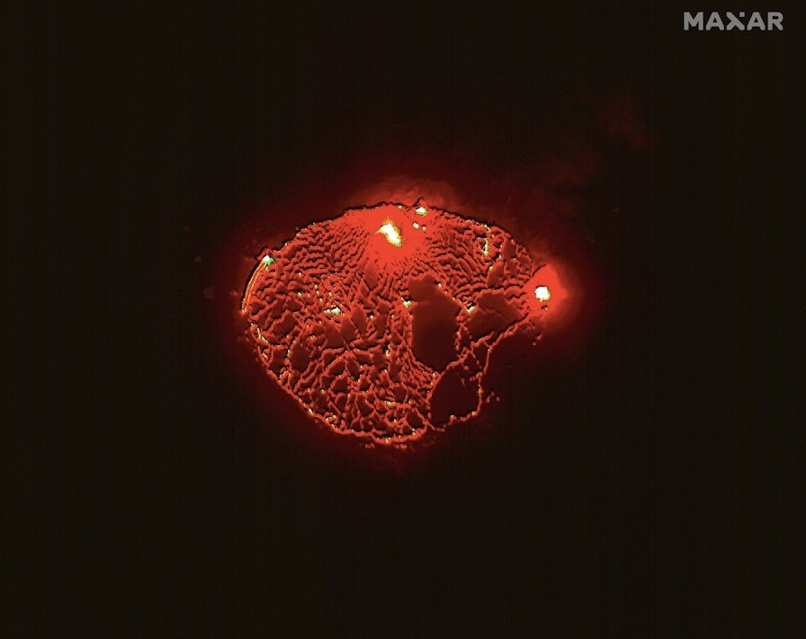 Hawaiian volcanic eruption glows in gorgeous satellite photos