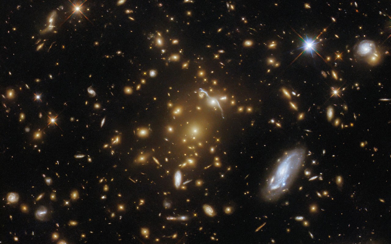 Hubble Telescope gazes into the heart of a monstrous galaxy cluster (photo)