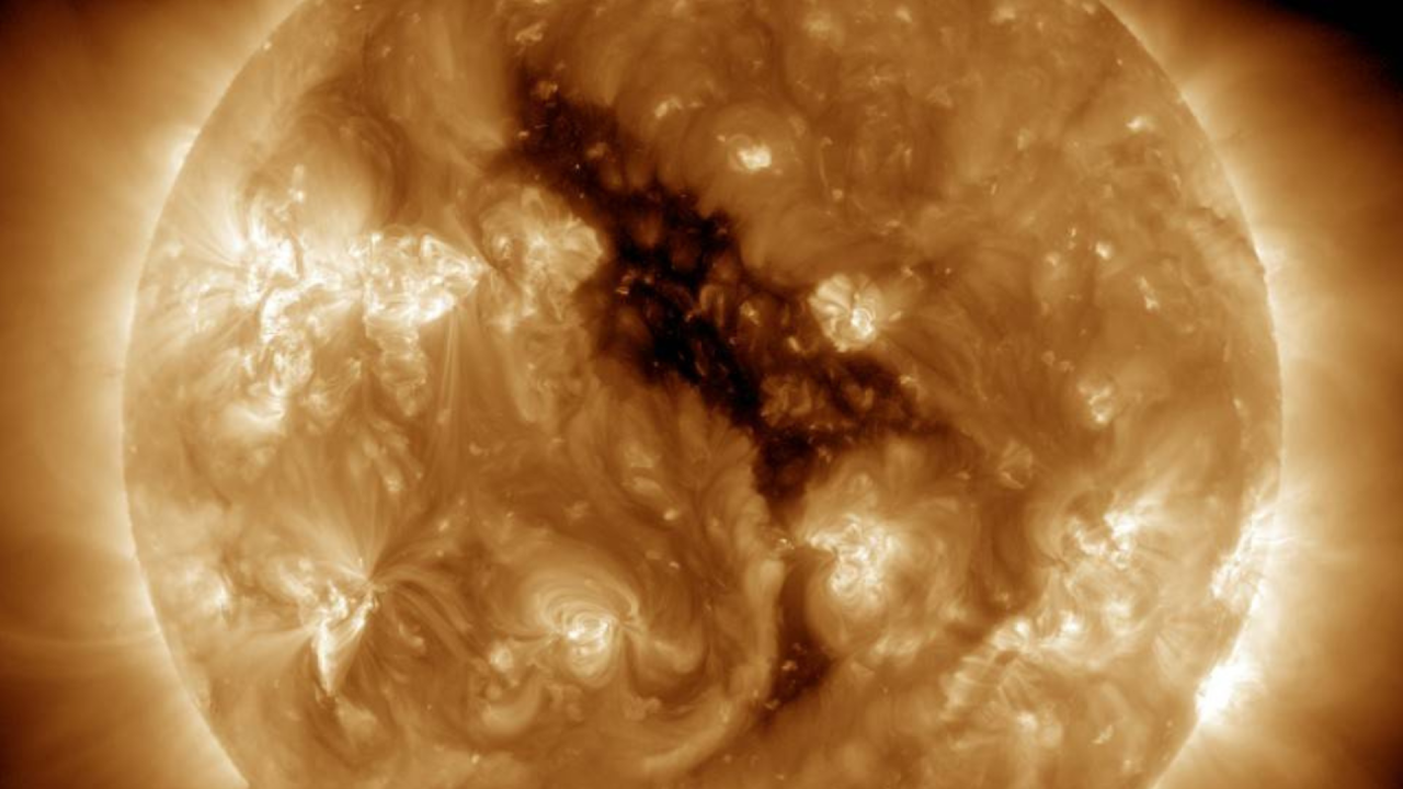 Solar Orbiter observes rapid, tiny jets on sun that may be the solar wind's power source