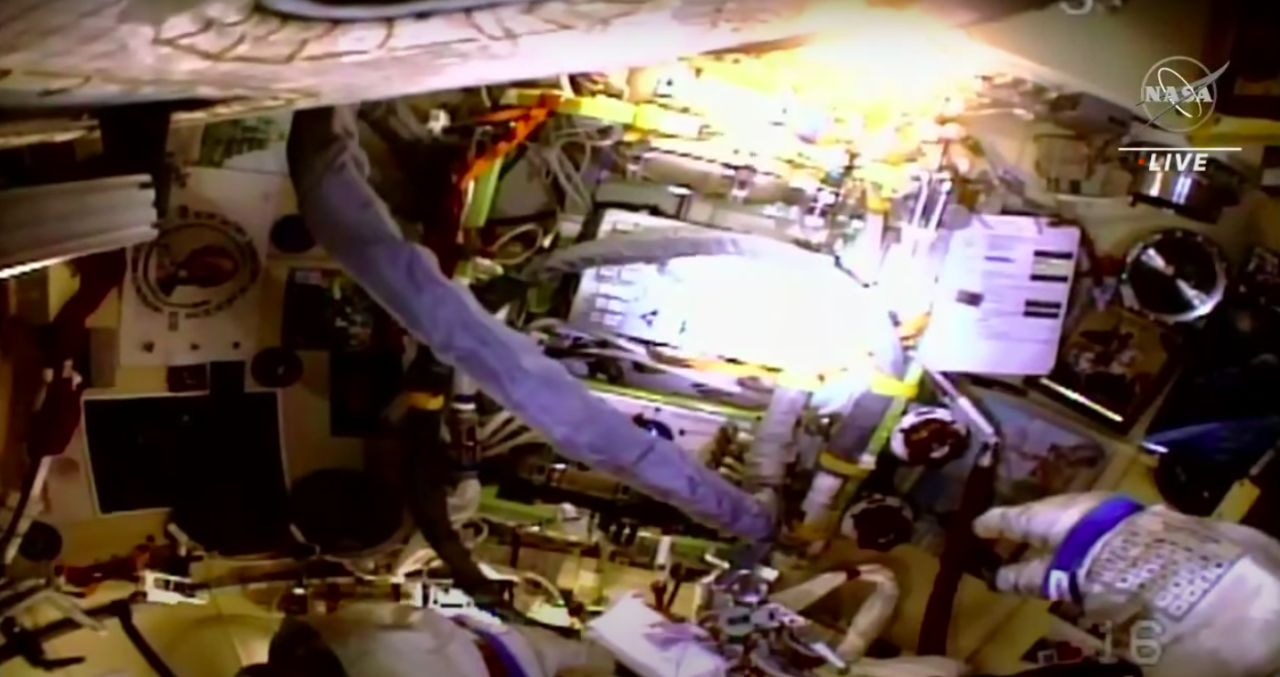 Russia aborts spacewalk after spacesuit problem