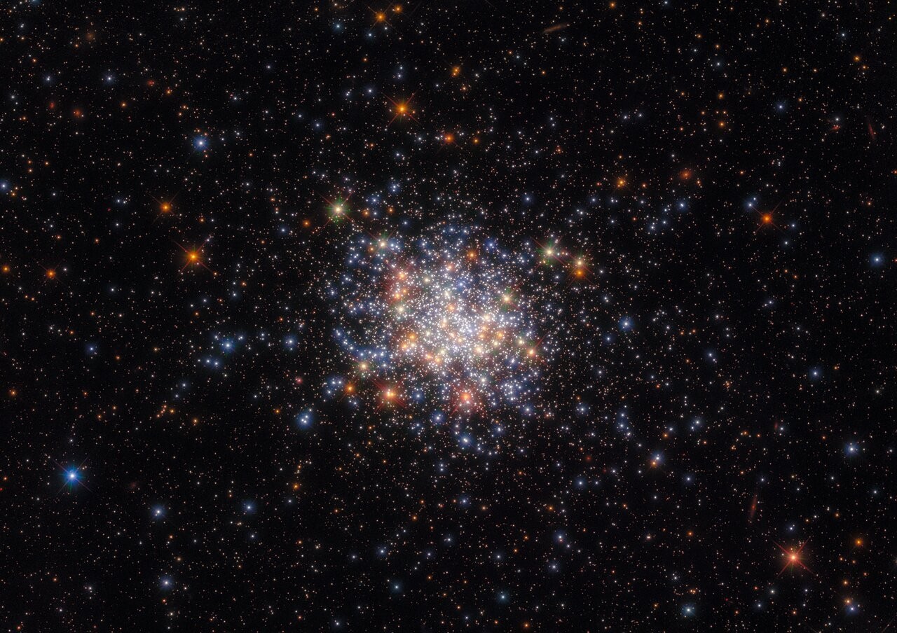 Hubble Space Telescope spots star cluster glittering in a nearby galaxy (photo)