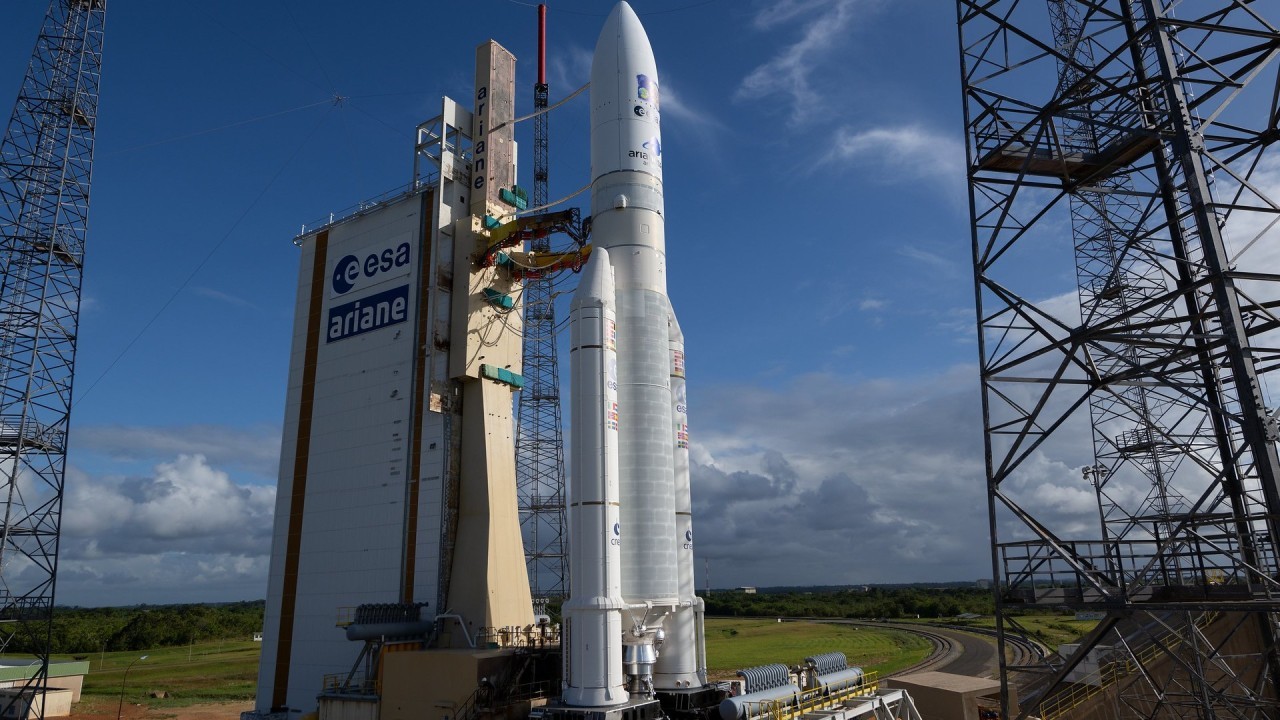 Europe's JUICE Jupiter mission rolls out to pad for April 13 launch (photos)