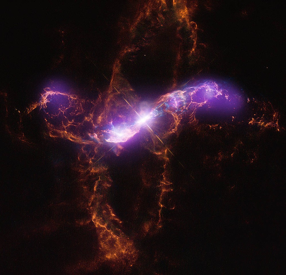 Purple space 'lightning' spews from stellar corpse, creating cosmic shock waves (photo, video)