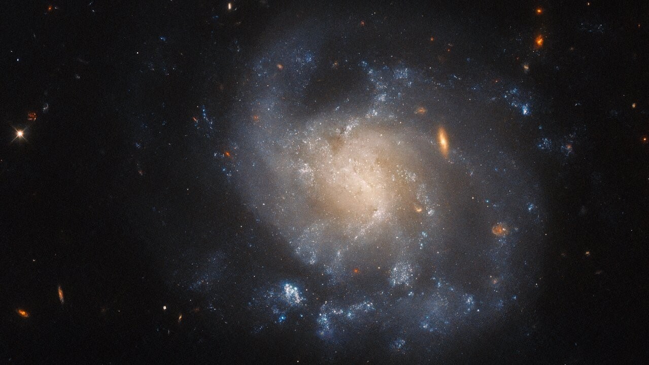 Hubble Space Telescope sees lonely galaxy looming in isolation (photo)