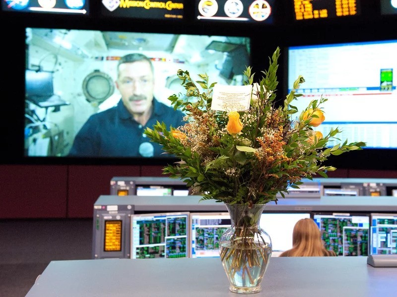 There are roses in Mission Control! One family's NASA tradition continues with SpaceX after 30 years