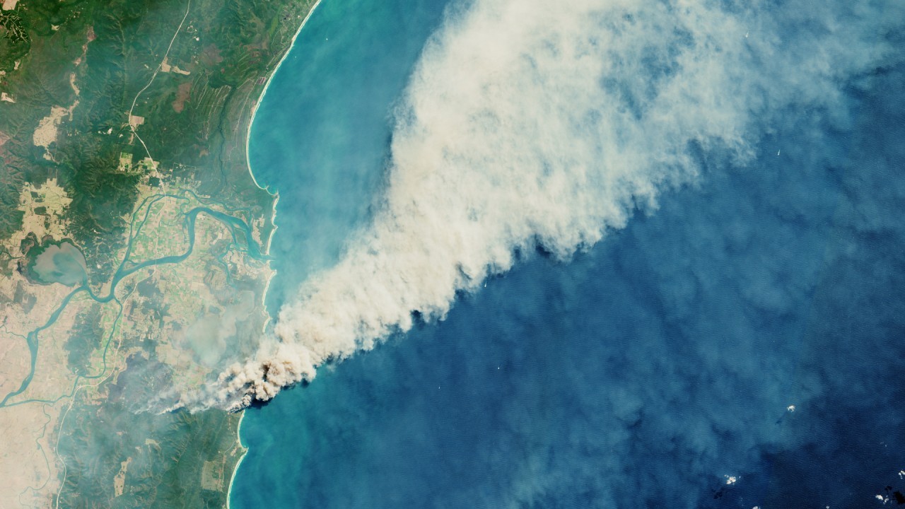 Satellites watch Australian wildfires trigger CO2 booms and ocean algal blooms