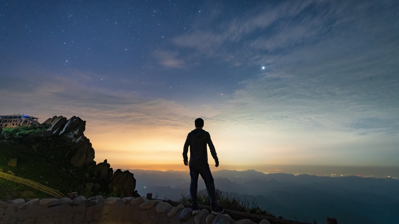 See the moon meet Mars, follow the Arc to Arcturus and keep your eyes peeled for meteors and more this week