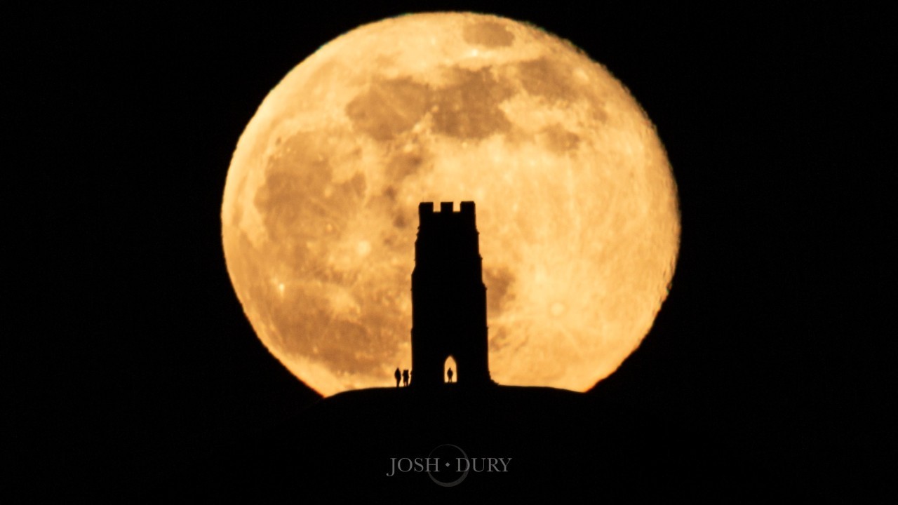 SpaceX launch and more 'photobombed' by February's Full Snow Moon (photos)