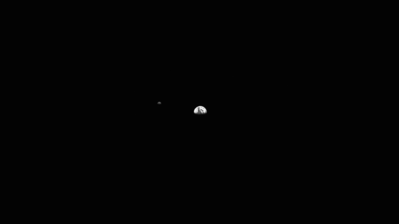 Jupiter-bound JUICE probe snaps photo of Earth, the moon and Uranus