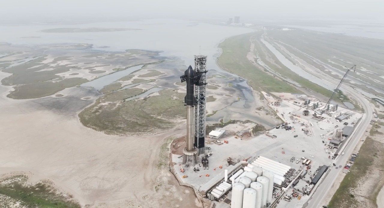 SpaceX stacks huge Starship vehicle ahead of orbital test flight (video)