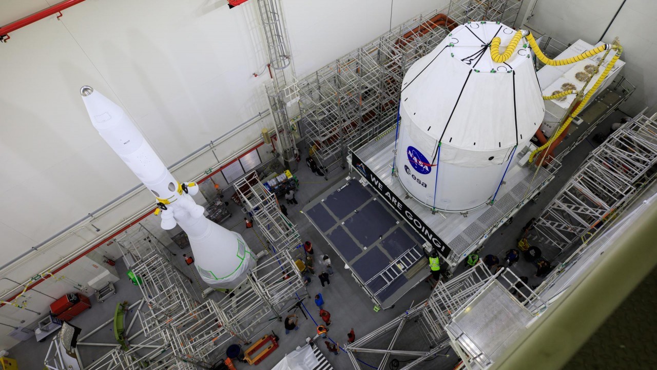 NASA prepares 1st moonbound Orion spacecraft to receive its launch abort system