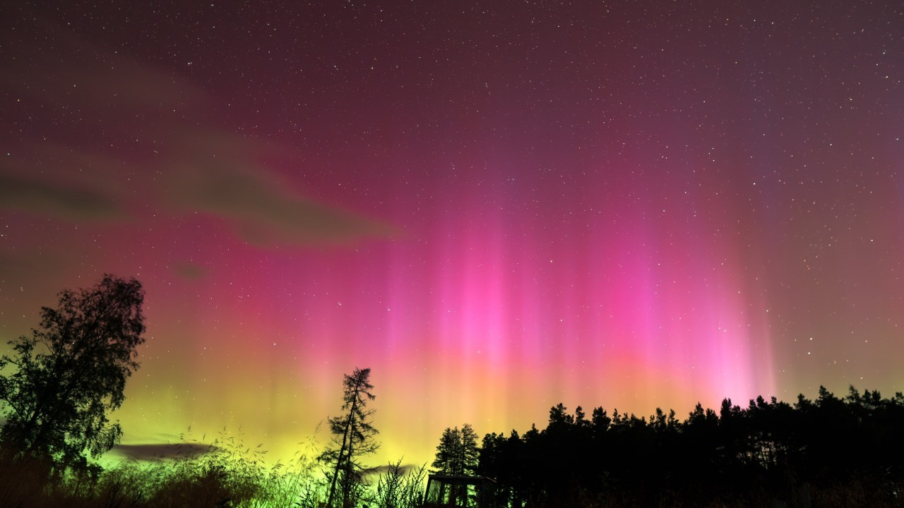 Auroral substorm sparks stunning northern lights visible at mid-latitudes (photos)