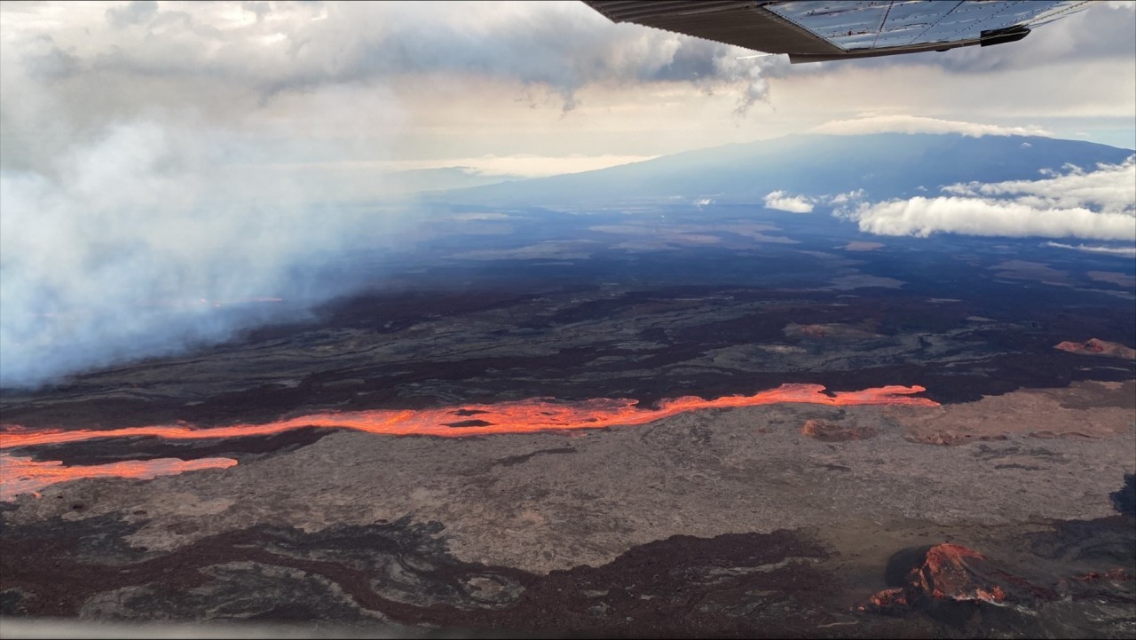 Satellites Watch Mauna Loa Worlds Largest Active Volcano Erupt In Hawaii Photos Space