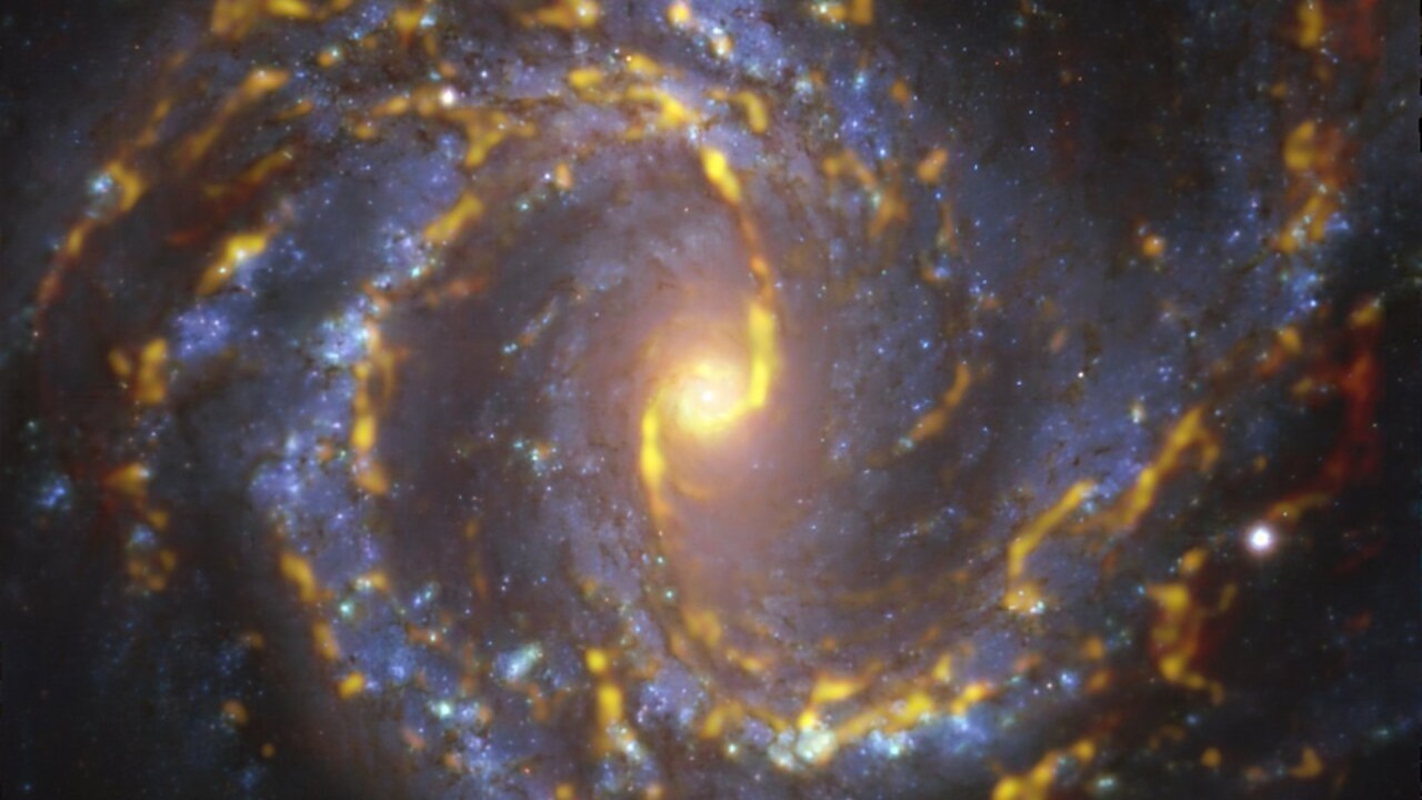 Be hypnotized by this mesmerizing blue and gold spiral galaxy (photo)