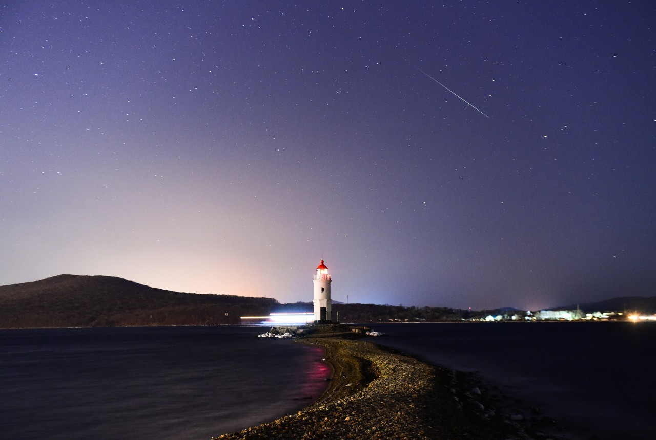 The Geminids peak next week! Here's how to spot them despite the bright moon.