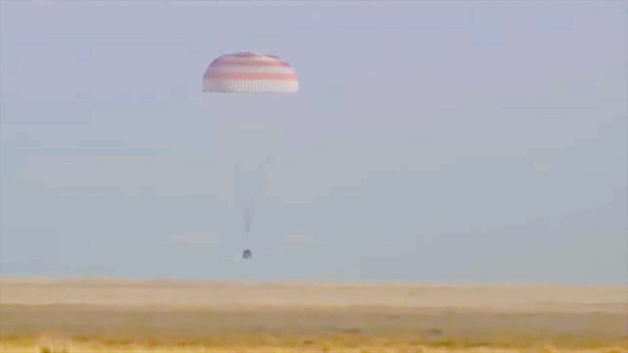 Soyuz MS-25 lands from ISS with NASA astronaut and record-setting cosmonauts (video)