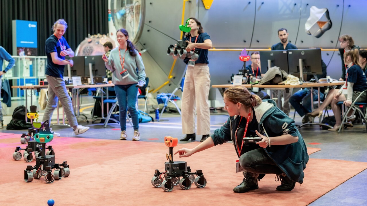 Adorable 3D-printed rovers learn to find blue ball in Mars-like environment