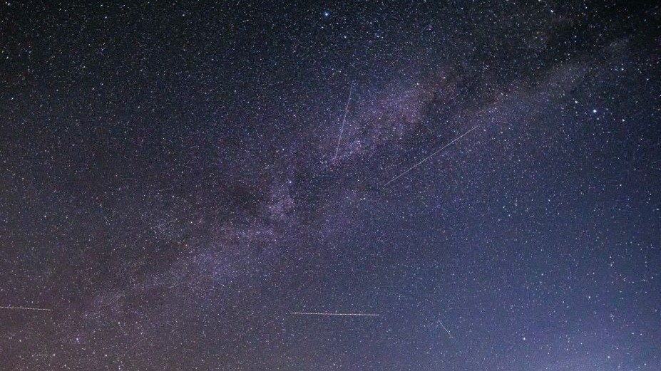 How to tell the difference between meteor and satellite streaks in photos